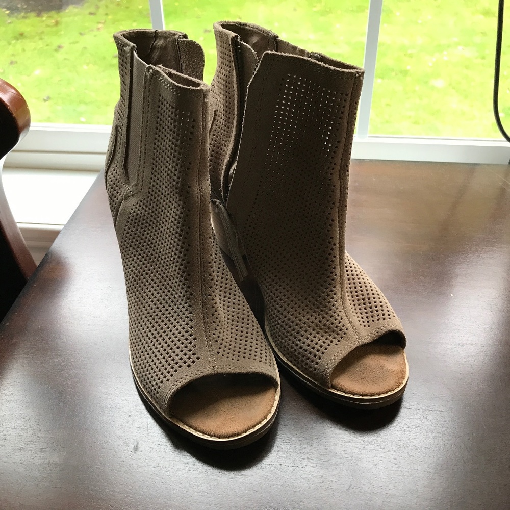 Open toes booties